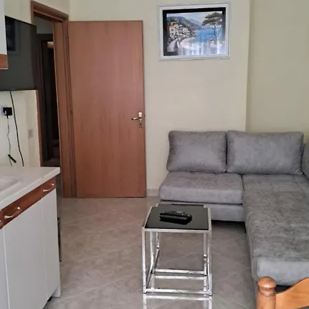 Linda * Avlonya